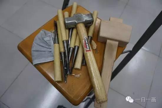 史玉龙创作作品正在使用的工具