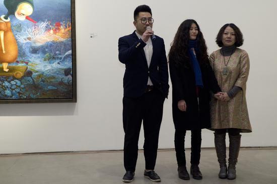 策展人齐廷杰(左)、艺术家张静(中)、百创文化徐红女生(右)