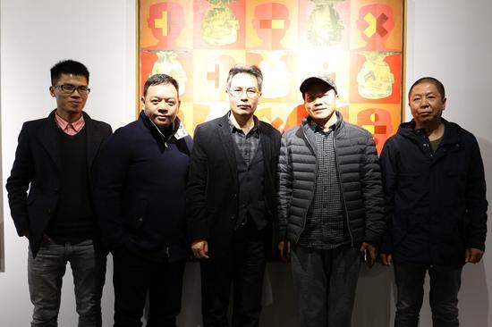 嘉宾合影:策展人雷祺发、此次展览策展人彭捷、批评家王端廷、艺术家陈劼、艺术家三水(从左至右)