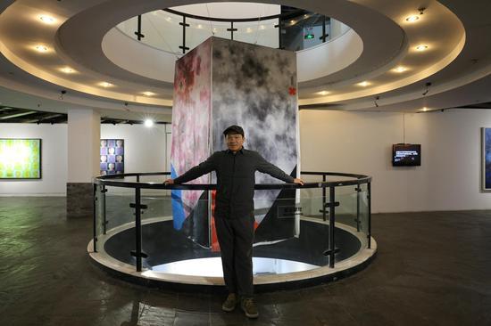 艺术家陈劼在展览现场