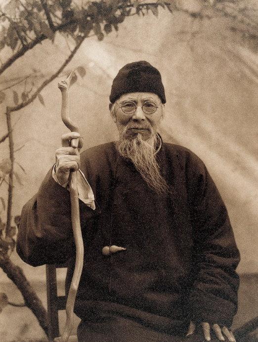 近现代中国绘画大师齐白石 (1864年1月1日─1957年9月16日)曾任中央美术学院名誉教授、中国美术家协会主席等职