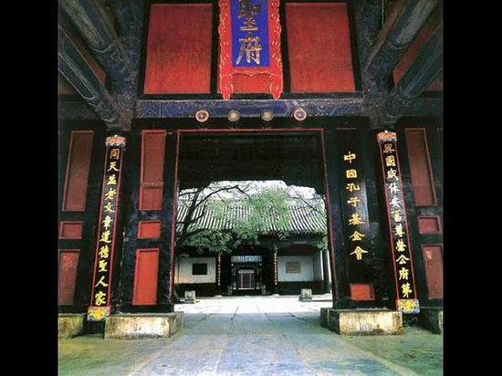 孔府上联中的“富”字少上面一点,下联中 “章”字下面的一竖一直通到上面