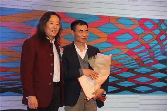 著名诗人杨炼先生为西衙口颁奖