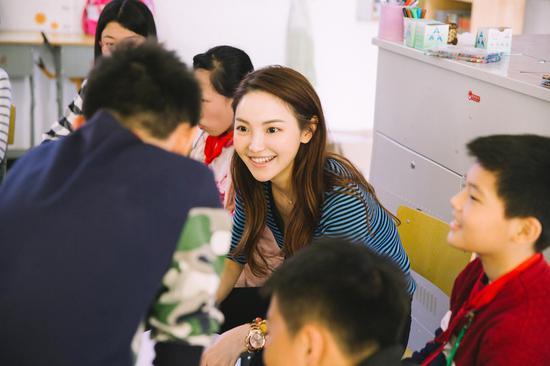 谢依辰女士在美丽中国乡村小学与学生交流