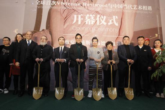 K11及K11 Art Foundation(KAF)创办人郑志刚先生与策展人及参展艺术家合影
