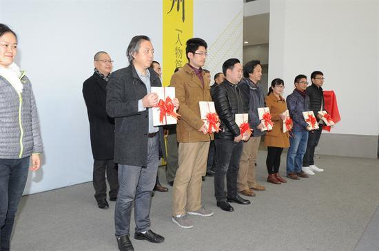 马国强、谌宏微、黄骏教授、刘泉义教授、曹宝泉教授向苏州市教育局系统各美术教研室赠送双年展画册