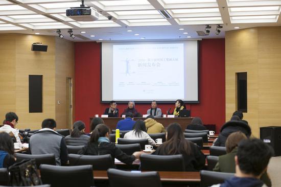 从左至右分别为:中国艺术研究院研究员、本次展览提名委员杭春晓,中国工笔画学会副会长、新闻发言人、中国艺术研究院美术研究所所长牛克诚,中央美术学院中国画学院人物画系系主任、博士生导师、本次展览提名委员刘庆和,中国工笔基金代表、美博文化(北京)有限公司执行董事徐娟