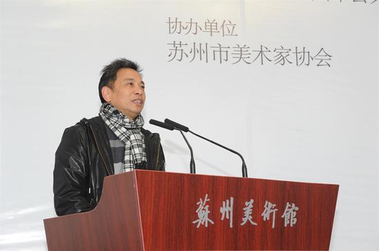 双年展评委代表、中国美术学院教授顾迎庆介绍评选情况