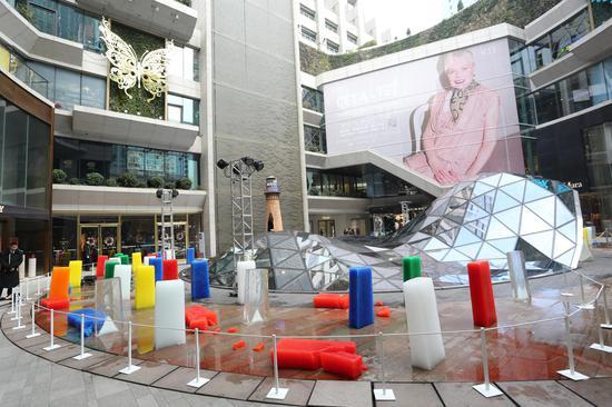 中国当代艺术家刘真辰短时装置作品《冰碑》