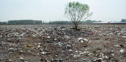 王久良 作品《垃圾围城》Beijing Besieged by Waste 12, 《垃圾围城12》,Photography, 2009, Jiuliang WANG
