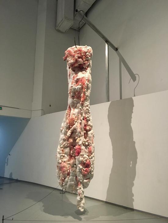 边霄萌 《赛金花的大腿》400×100×60cm 卸妆棉,化妆品,卸妆液 2016