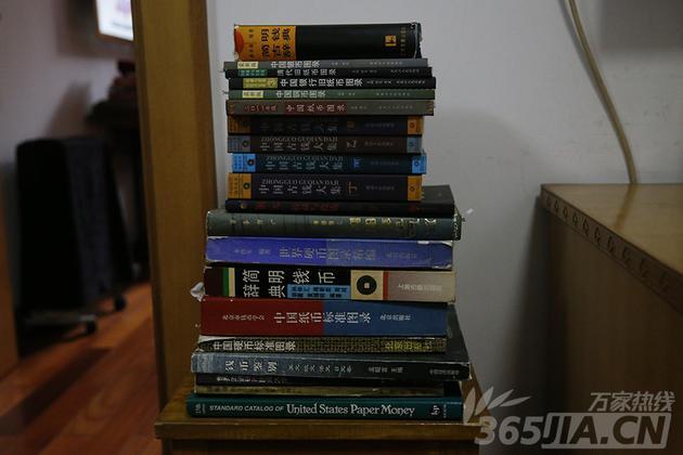为了能够清楚的掌握自己收藏的钱币的来源、真假,老人还买了很多关于研究钱币的资料。