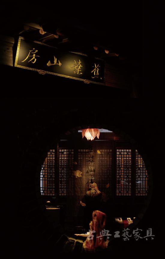 静谧夜色中的蕉叶山房