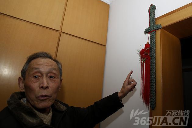 章克清老人家里放满了各个朝代的古钱币,架子上和柜子里都堆放着被罗列整齐的钱币,就连墙上都悬挂着由唐朝时期古钱串制成的“宝剑”。
