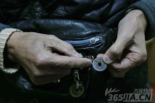 为了能够找到更多有价值的古币,章克清每周末都会背着自己的小包去花冲公园、城隍庙“淘宝”。章克清说:“我的背包上系着几枚罗汉钱,每回遇到同行都会让我把这几枚钱卖给他们,我说那可不行。”