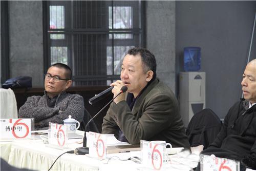 中国雕塑学会副会长、中国美术学院教授孙振华主持第一阶段会议