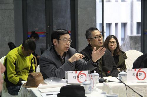 中国雕塑学会副会长、中央美术学院教授殷双喜主持第二阶段会议