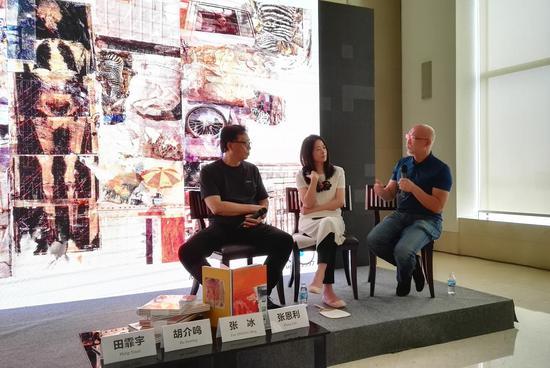 劳森伯格在中国 讲座在SAAC举办 嘉宾(从左至右):艺术家胡介鸣、SAAC理事长张冰、艺术家张恩利