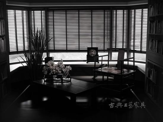 黄玄龙对书房的要求很高,每一件物品都要精挑细选。