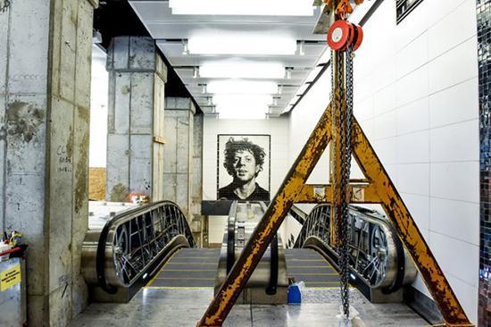 Chuck Close《Subway Portraits》以马赛克拼出作曲家菲利浦。葛拉斯(Philip Glass)的肖像