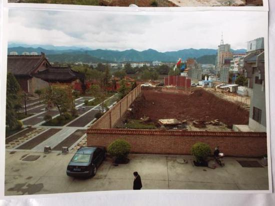 开发商曾占据大云寺两亩多土地进行建设,并挖出三米深的基坑。澎湃新闻翻拍自商洛市博物馆提供的资料照片