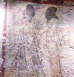 唐新城公主墓的侍女壁画中两位侍女相对而行,头部之间空处略有淡黑,刻有“杨智”二字