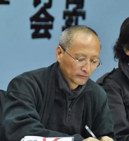 中国雕塑学会会长曾成钢发表题为“雕塑中国姿态 铸就时代高峰”的中国雕塑学会2016年度工作报告