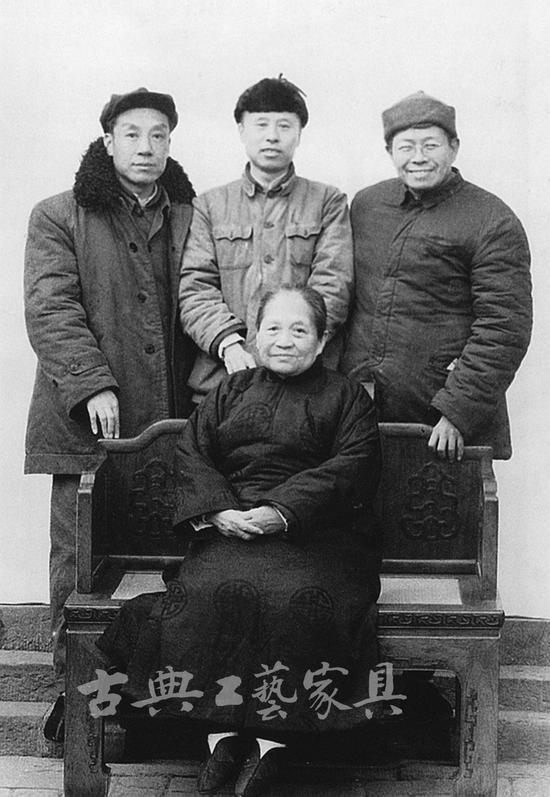 1959年冬天,朱家溍(左)和母亲与刚拍完朱家所收藏家具的王世襄(右)合影