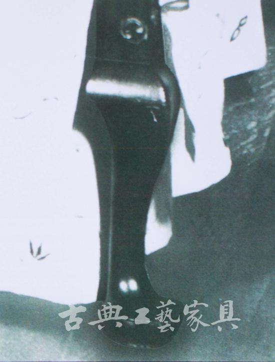 图13 桃花芯木安妮女王床腿部细节, 1735-1750年制作。(特拉华州温特图尔博物馆藏,1955年由Henry Francis du Pont捐赠)
