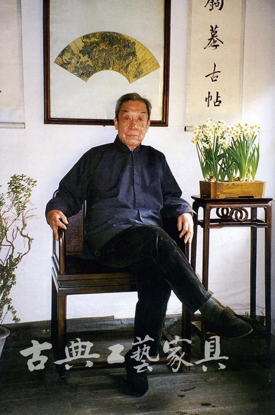 朱家溍在书房中