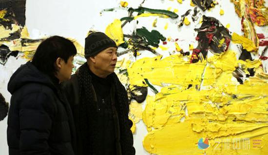 艺术家马树青(左)在观看朱金石的作品