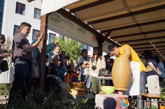 2013年赴土耳其参加陶艺交流及研讨会,做拉坯技艺展示