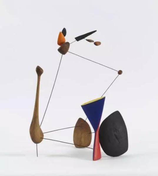 带扯铃的星座(Constellation with Diabolo)》,亚历山大·考尔德,木头、电线、油漆,约创作于1943年。