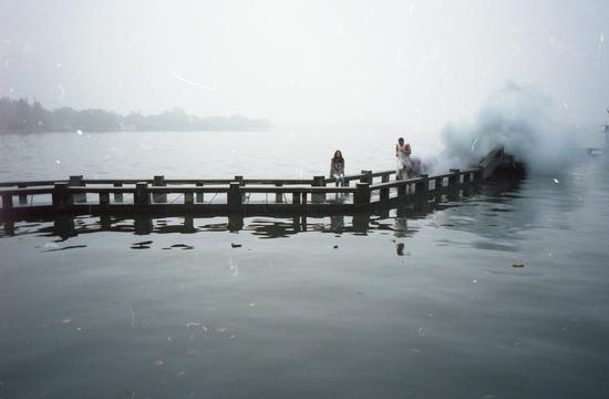 卢意《荷尔蒙氤氲症》,4分33秒,影像,2012年