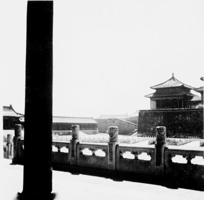 1938年,紫禁城午门东北侧翼楼。太和门汉白玉栏杆每一根望柱都贴有标语,上可辨认出“同文同种的民族更需要同心同德”字样