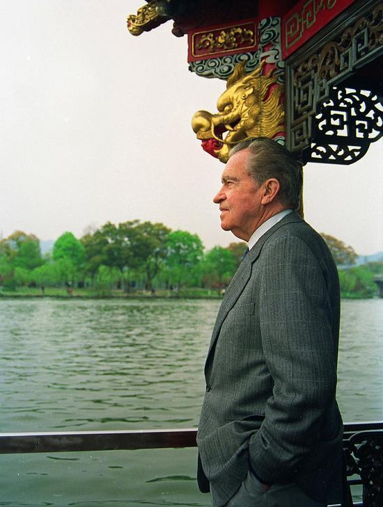 邱建华《客从远方来-美国前总统尼克松重游西湖》,85x62cm,摄影1993年