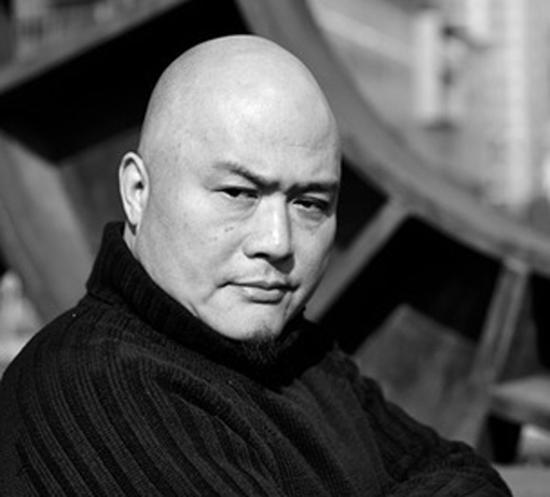 余积勇,1956年生于上海。上海代表性雕塑艺术家,中国美术家协会会员,上海大宇雕塑设计公司董事长、艺术总监。曾获多次获得全国美展三等奖、铜奖、优秀奖等奖项。《奥运之门》、《生命之树-火炬 台》、《未来之门》、《思想者》等多个雕塑遍布全国各地。其创作的《思想者》轰动艺术界。