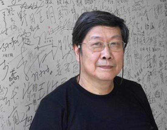 卢治平 1947年6月生于上海。上海代表性艺术家,上海油画雕塑院一级美术师,上海半岛版画工作室艺术主持、中国美术家协会版画艺术委员会委员、上海市美术家协会版画艺术委员会主任、第17届全国版画作品展评委第18届全国版画作品展筹备委员会委员、评委,曾入选第六届、第七届、第八届全国美展,并在《文明》第七届全国美展获铜奖。