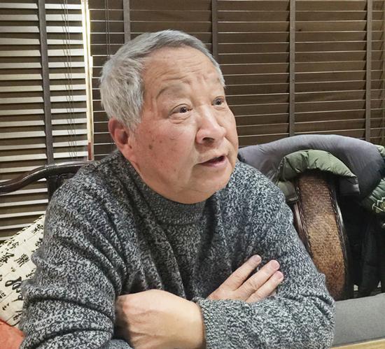 查国均,1943年生。上海代表性抽象艺术家,中国美术家协会会员,上海戏剧学院客座教授,硕士研究生导师。