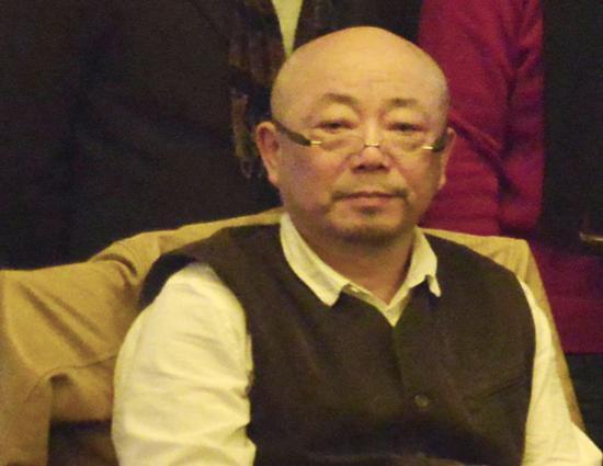 王远(1965.8-)生于上海(蒙古族),上海著名抽象艺术家,现任华东师范大学美术系副系主任、教授、硕士生导师。中国美术家协会会员,首创";涂象";艺术的概念。上海抽象画会副会长