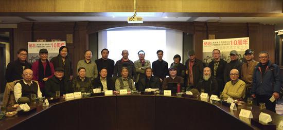 2016.12.3上海抽象艺术文化沙龙 前排左起:王远、龚云表 、卢治平、胡雄文、、朱旭初、王劼音、许德民 、王克良、赵渭凉、后排左起:沈林森、周伟林、王根青、张正昂、金盼、吴晨荣、凌代宏、黄轶芃、胡伟达、孙良、童建颖、何伟、吴平。