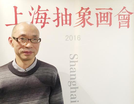 吴晨荣,1963年出生于上海,上海著名抽象艺术家、批评家。东华大学艺术设计学院副教授、硕导,上海美术家协会会员。吴晨荣的绘画作品注重汲取各类艺术样式营养,倡导并寻求民族文化、地域文化与现代观念及艺术精神的融合