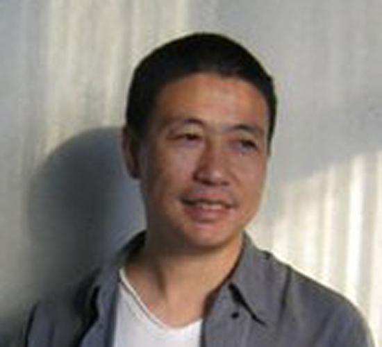 曲丰国,1966年生于辽宁,上海著名抽象艺术家,1988年毕业于上海戏剧学院舞台美术系。现为上海戏剧学院舞台美术系教师