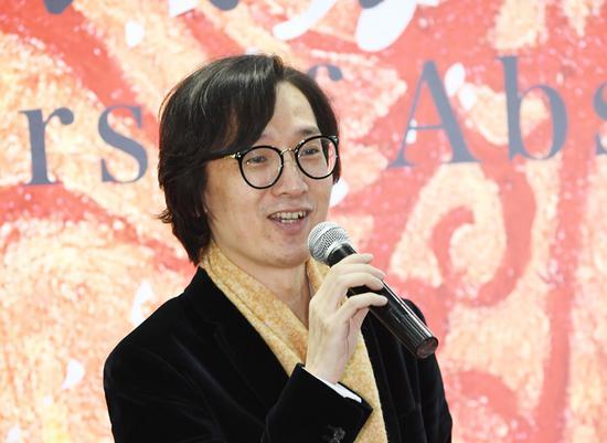 林明杰,上海著名文艺评论家、画家。新民晚报艺术专栏“艺术林距离”主编。