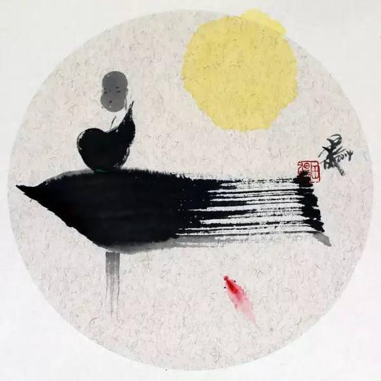 《月影见鱼欢》(纸本水墨,直径32cm,2014 年)