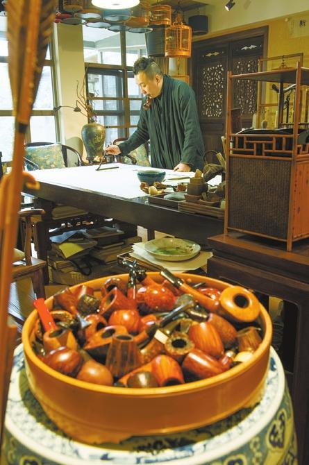 这个鸟笼托盘里随意放了几十只烟斗,作画的时候马勇就随意取出一只来抽上一斗