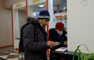 集邮爱好者在门店内欣赏《丁酉年》邮品