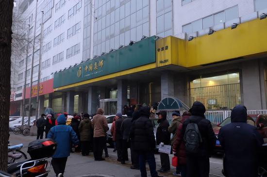 门店外有序排队等候购买的集邮爱好者