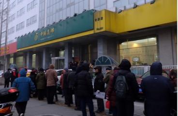 门店外有序排队等候购买的集邮爱好者