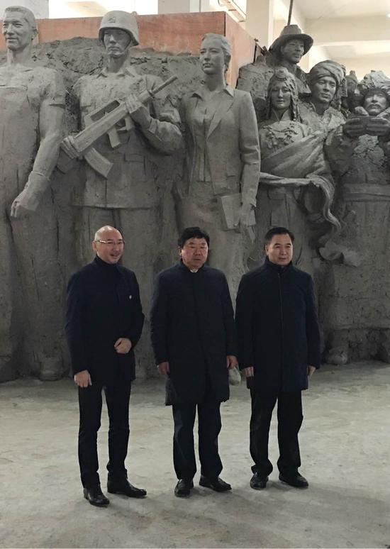 辽宁省委书记李希(右)、中央党校何懿亭校长(中)、李象群(左)在沈阳雕塑放大现场